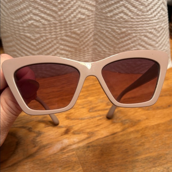Chic Vince Camuto VC899 Tan Cat Eyes Sunglasses main image 8